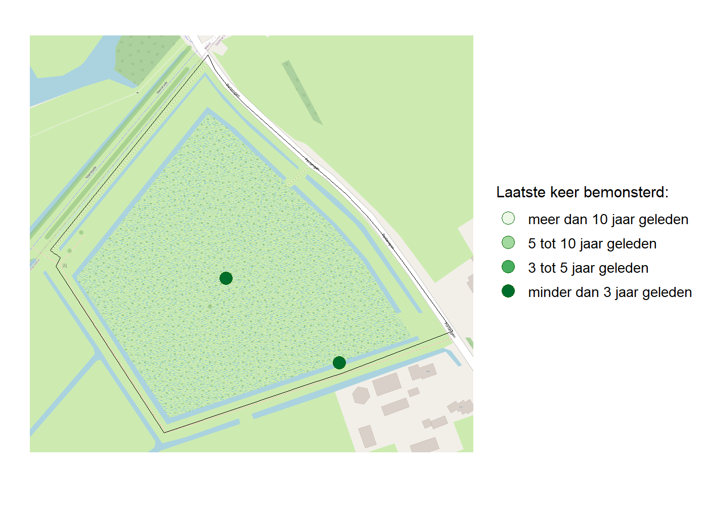 Kaart met meetlocaties waar waterplanten worden gemeten (groene stippen). Het laatste meetjaar waarin een locatie is bemonsterd is weergegeven in verschillende tinten groen.