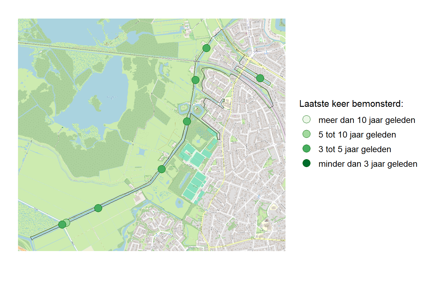 Kaart met meetlocaties waar waterplanten worden gemeten (groene stippen). Het laatste meetjaar waarin een locatie is bemonsterd is weergegeven in verschillende tinten groen.