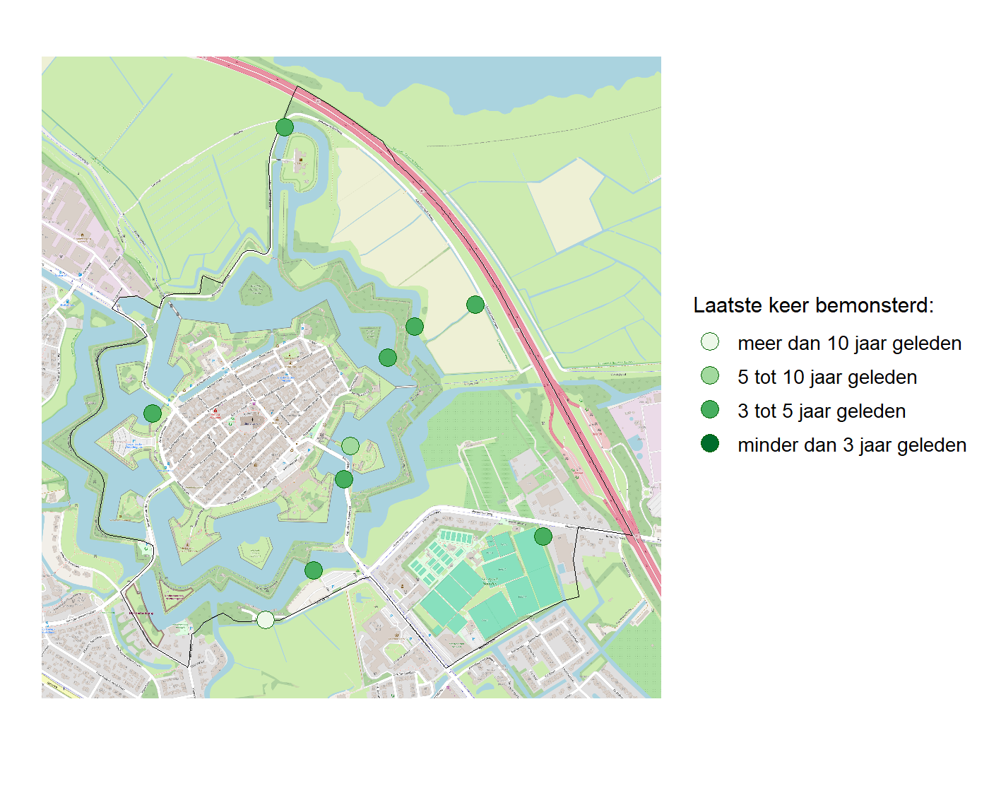 Kaart met meetlocaties waar waterplanten worden gemeten (groene stippen). Het laatste meetjaar waarin een locatie is bemonsterd is weergegeven in verschillende tinten groen.