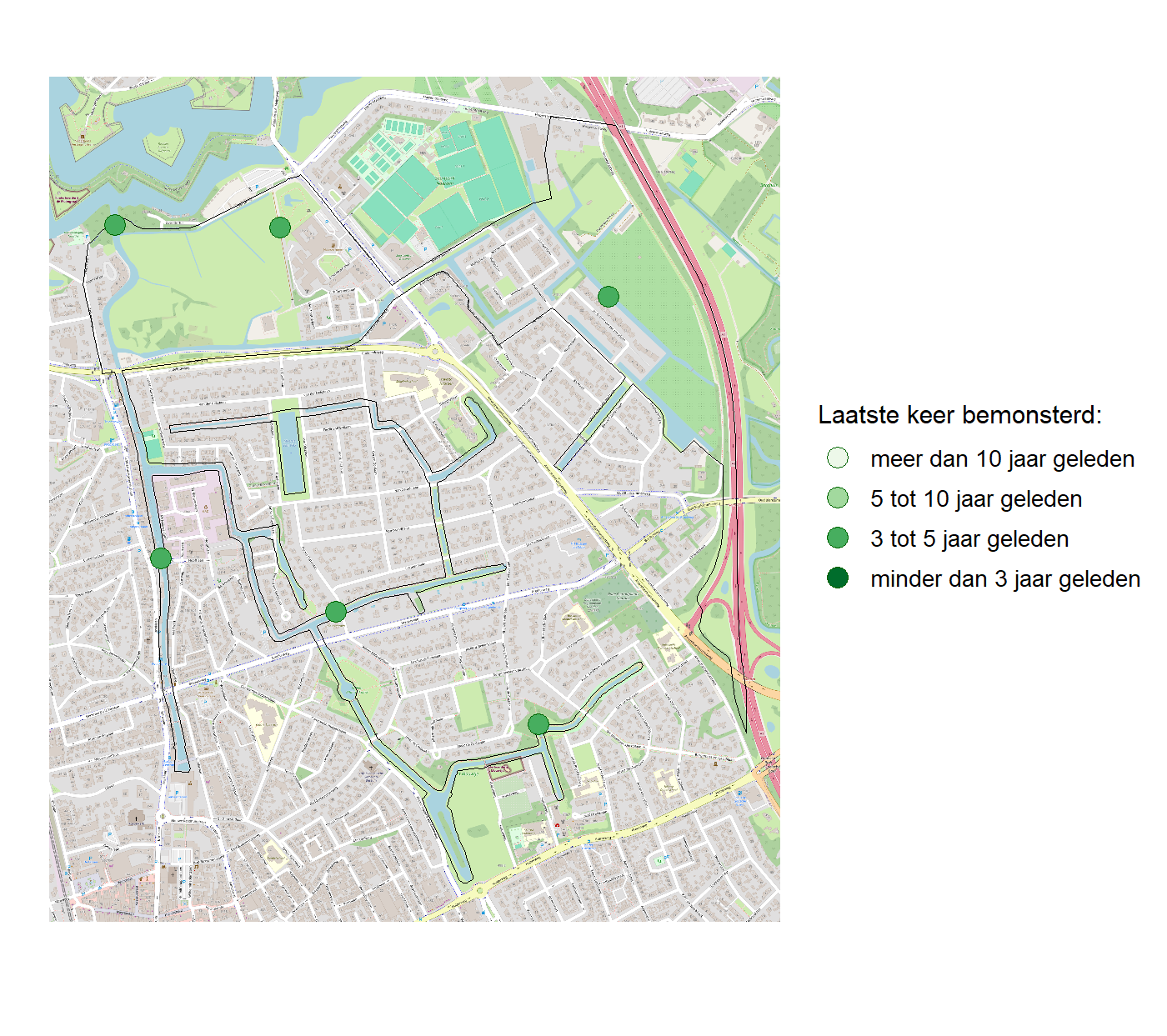 Kaart met meetlocaties waar waterplanten worden gemeten (groene stippen). Het laatste meetjaar waarin een locatie is bemonsterd is weergegeven in verschillende tinten groen.