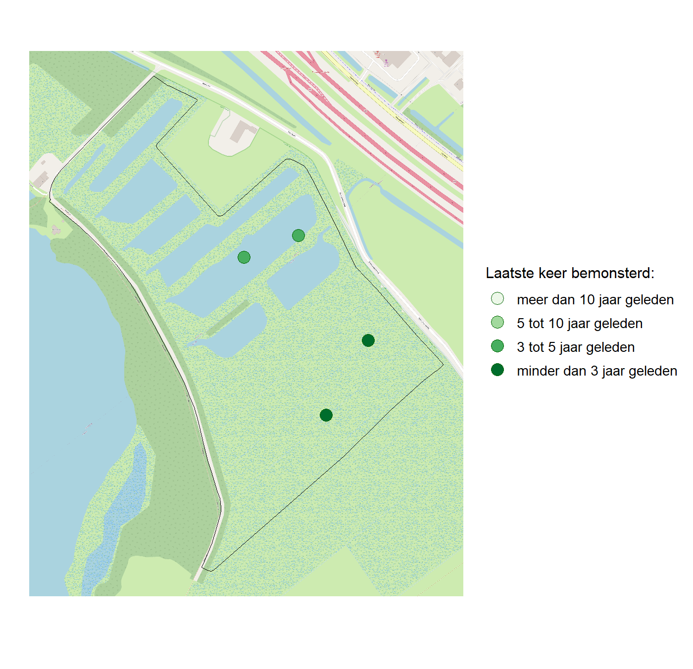 Kaart met meetlocaties waar waterplanten worden gemeten (groene stippen). Het laatste meetjaar waarin een locatie is bemonsterd is weergegeven in verschillende tinten groen.