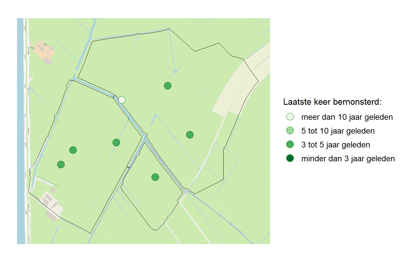 Kaart met meetlocaties waar waterplanten worden gemeten (groene stippen). Het laatste meetjaar waarin een locatie is bemonsterd is weergegeven in verschillende tinten groen.